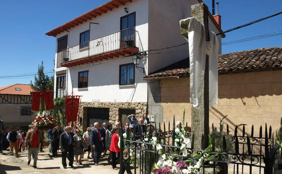 Procesión de la Santa Cruz, llegando a la puerta de la casa de la moza santa, donde realiza una parada./