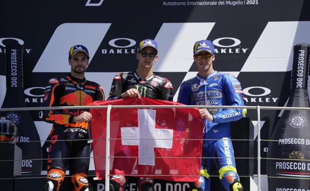 Quartararo, Oliveira y Mir sujetan una bandera de Suiza, en memoria del fallecido Dupasquier. /EP