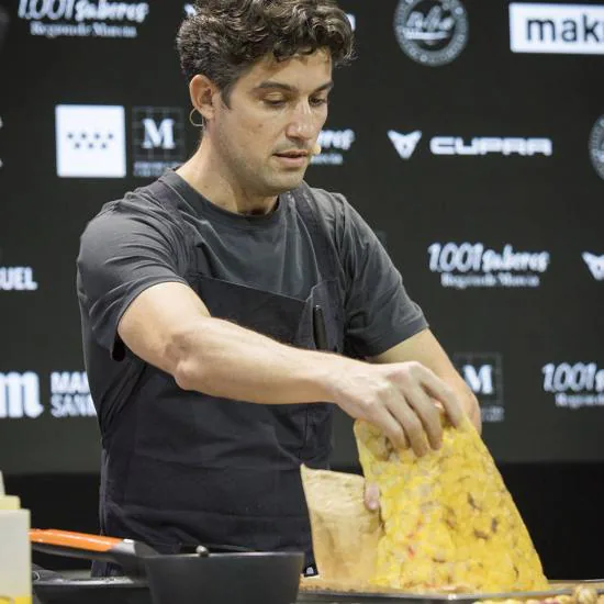 Juan Luis Martínez, con una laminazcion de yuca.