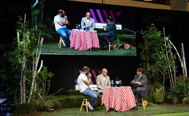 Los tres ponentes, durante el debate sobre las mentiras del vino. /Eduardo Martín