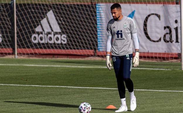 Robert Sánchez, durante un entrenamiento con la selección española./rodrigo jiménez / efe