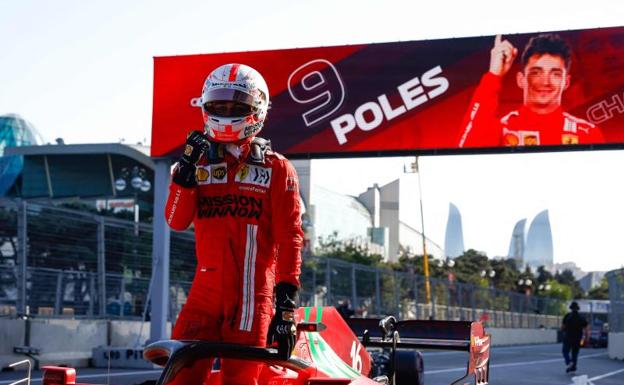 Leclerc celebrando su novena pole en Bakú/AFP