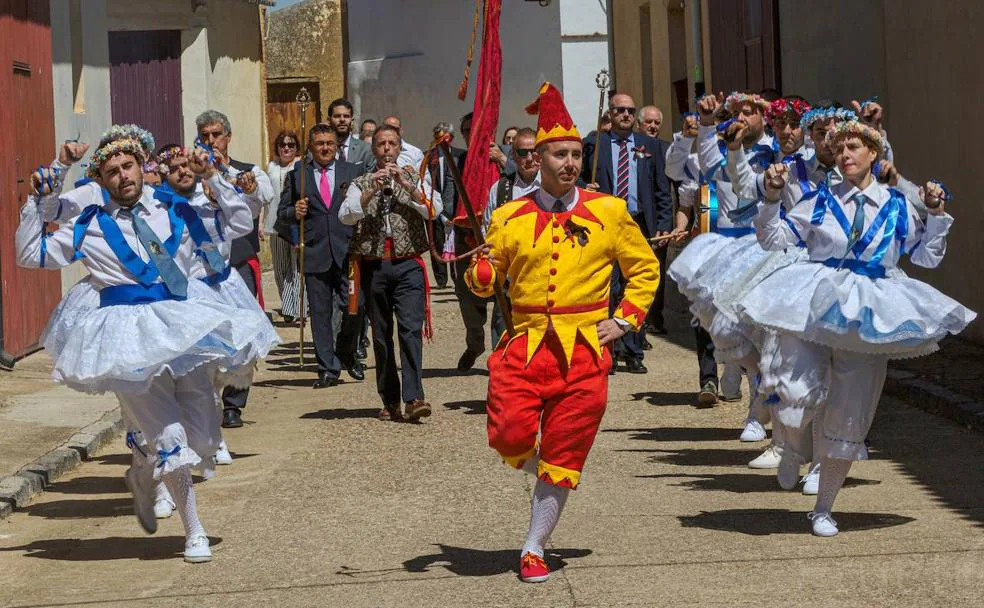 Chiborra y danzantes en el pasacalles del 13 de junio de 2019 en Herrín de Campos./