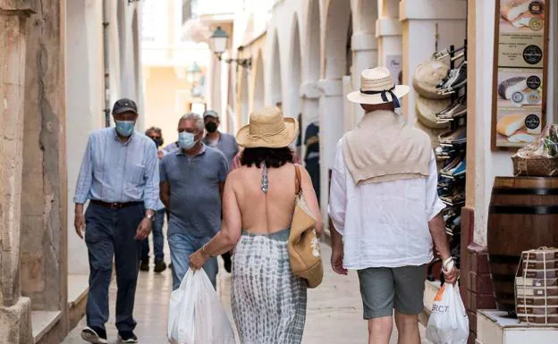 Turistas de compras en Menorca. /efe