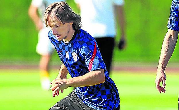 Modric conduce un balón en un entrenamiento con Croacia/EFE