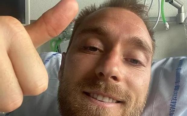 Christian Eriksen hace una señal de que todo está bien desde su cama del hospital./INSTAGRAM @chriseriksen8
