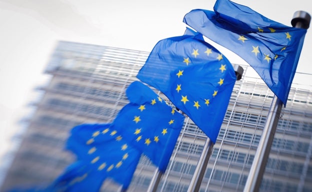 Banderas a la entrada del Parlamento Europeo en Bruselas. /el norte