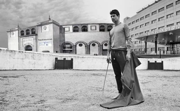 Fotomontaje del torero, la plaza de toros de León y el Hospital San Juan de Dios. /