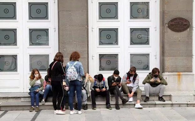 Un grupo de jóvenes con mascarilla a la entrada del Teatro Campoamor en Oviedo/ EFE