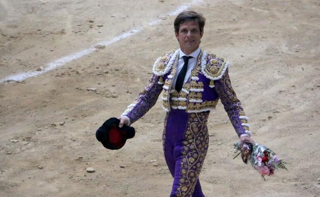 El Juli saluda tras la corrida. 