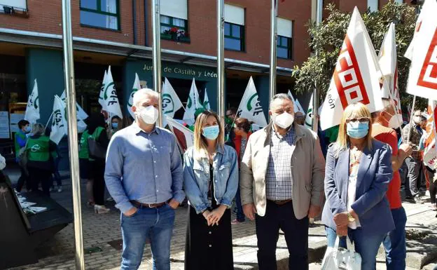 La Diputación de León se manifiesta frente a la Junta contra el cierre de la Escuela Hogar de Ponferrada