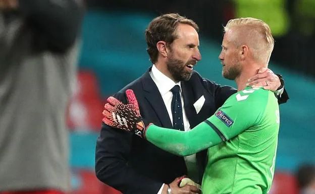 Kasper Schmeichel felicita a Gareth Southgate tras la victoria de Inglaterra ante Dinamarca en Wembley. /EP