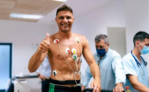 Joaquín, durante el reconocimiento médico con el Betis. /Efe