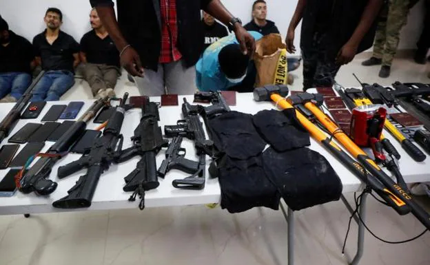 Armas, teléfonos móviles, pasaportes y otros artículos junto con los sospechosos del asesinato del presidente Jovenel Moise /