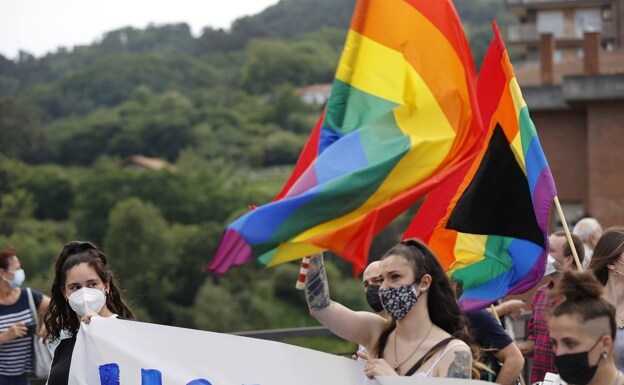 Manifestación de repulsa en Basauri (Vizcaya) contra el asesinato de Samuel Luiz. /LUIS TEJIDO / EFE