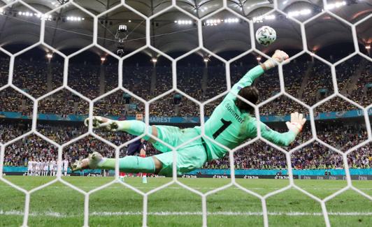 El portero suizo Yann Sommer detiene el lanzamiento de Kylian Mbappe durante la tanda de penaltis en octavos de final de la Eurocopa 2020-2021./Franck Fife