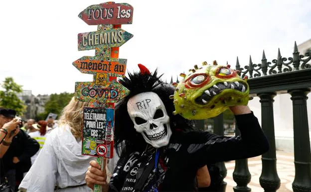 Un manifestante protesta contra las nuevas medidas adoptadas por el Gobierno galo en la Plaza de la Bastilla de París./Afp
