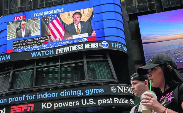 La imagen de Cuomo, en la pantalla de una calle de Nueva York./a. jones / afp