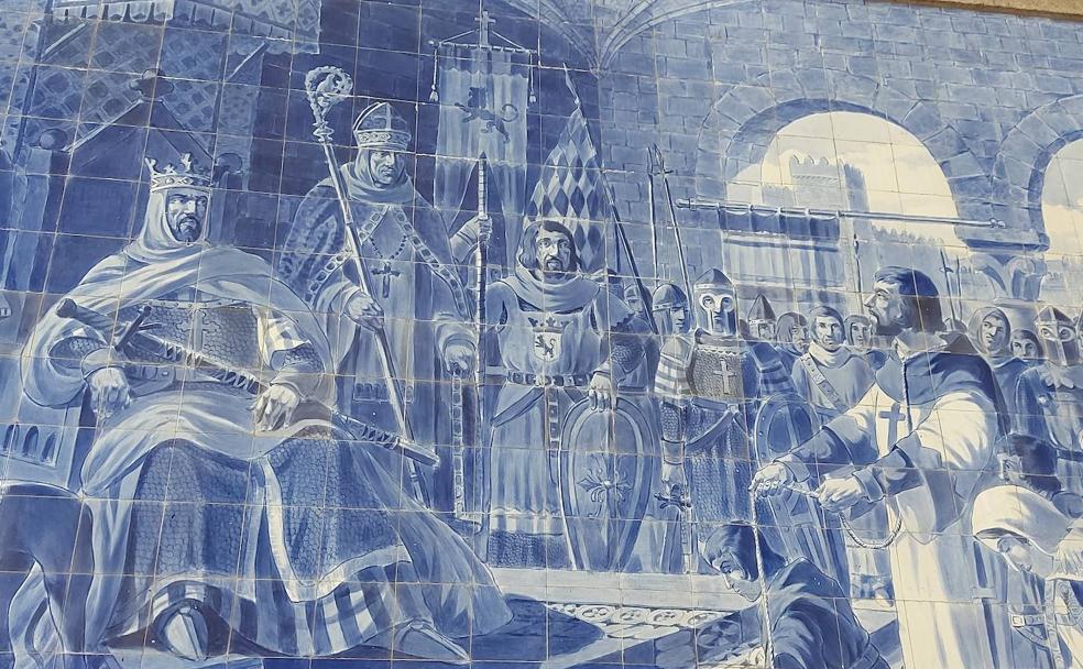 Uno de los murales acerca de la historia unida del Reino de León y el Reino de Portugal en la estación ferroviaria de Sao Bento, en Oporto./D. González