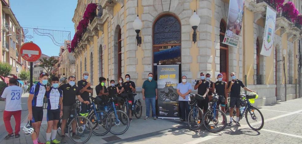 La iniciativa solidaria 'Projet 2.047 km' alcanza su meta en La Bañeza tras cruzar Europa en bicicleta - Vimarsana News