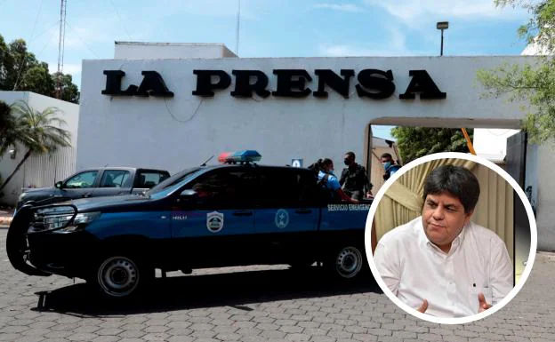 Miembros de la Policía permanecen en la entrada del diario 'La Prensa' durante un operativo de allanamiento el 13 de agosto. /EFE