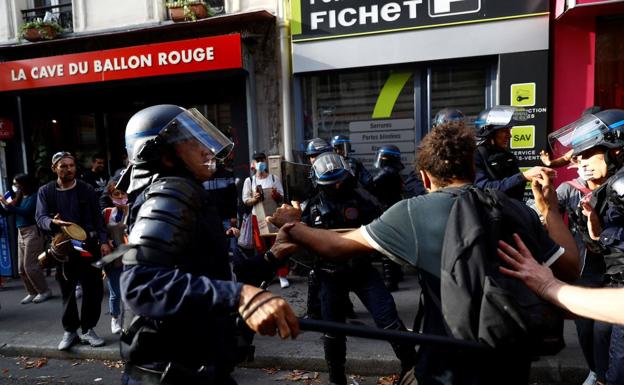 Protestas este sábado contra el certificado covid en las calles de París./AFP