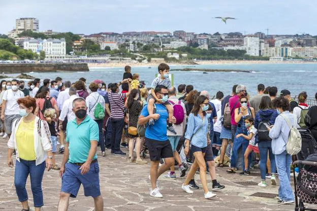 Turistas en la península de La Magdalena en una imagen captada este mes de agosto. /Roberto Ruiz