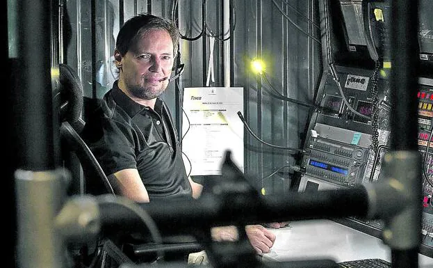 José Antonio Torres, en la mesa de regidores del Teatro Real./virginia carrasco