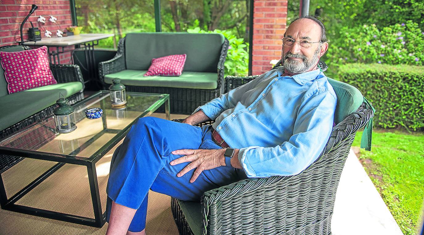 Emilio Lamo de Espinosa, fotografiado en su casa./Daniel pedriza