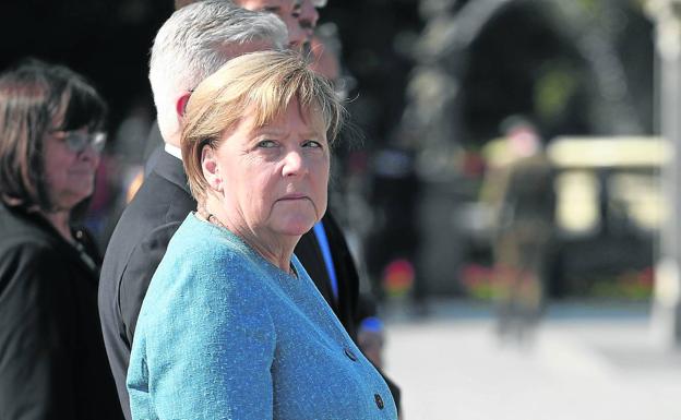 La mirada congeladora de Angela Merkel ha bastado muchas veces para frenar a sus rivales políticos. /M. Jazwieck i/ reuters