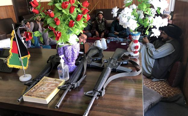 Los talibanes, en la oficina del antiguo gobernador del Panjshir, con su armamento estadounidense. /Mikel Ayestaran