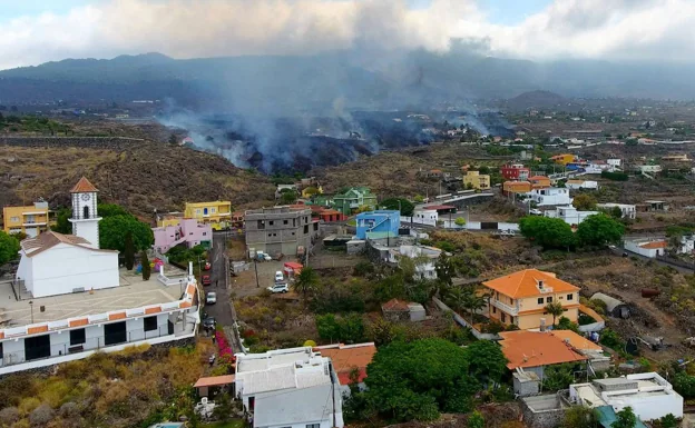 El magma del volcán de La Palma se acerca a un núcleo de población. /JOSÉ MARÍA MONTESDEOCA / AFP