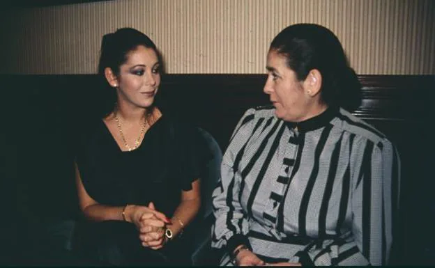 Isabel Pantoja junto asu madre. /Efe