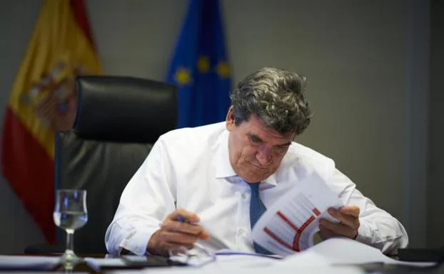 El ministro José Luis Escrivá, en su despacho. /josé ramón ladra