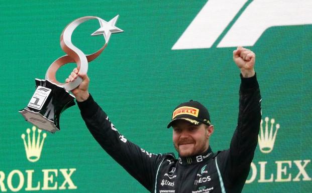 Valtteri Bottas celebra su victoria en el podio. /Reuters