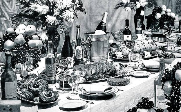 Bajo estas líneas, la cubierta del libro de cocina de 1953, que llevaba prólogo de Stalin.