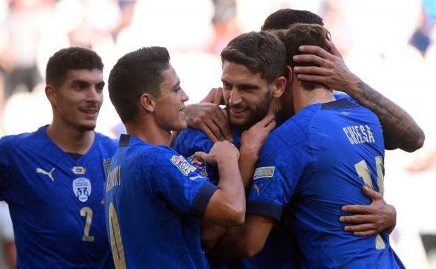 Los jugadores italianos celebran el tanto de Berardi./Marco BERTORELLO / AFP