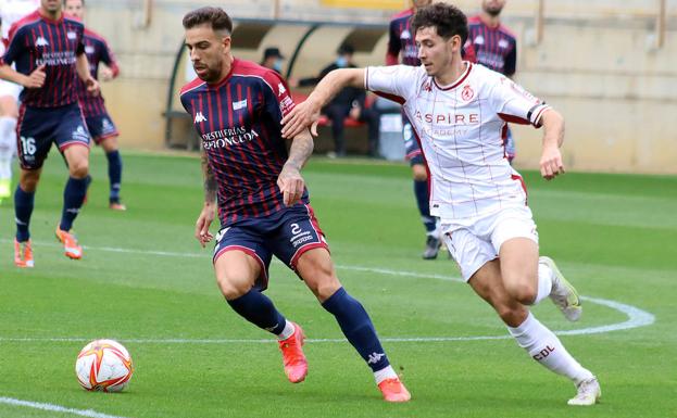 Aarón, en un lance del partido.