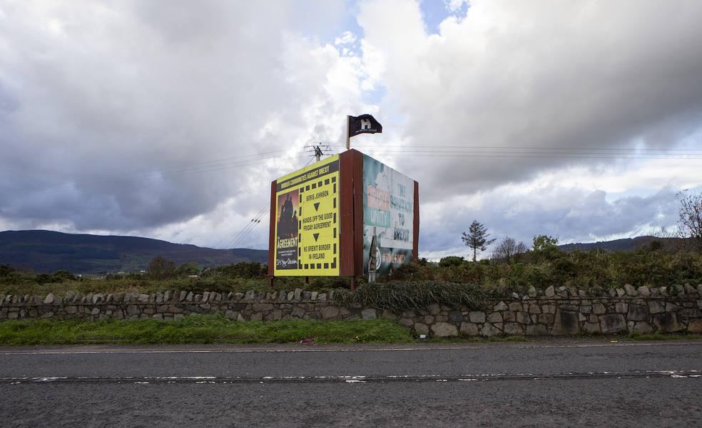 Un cartel a favor de la unidad en la frontera invisible que divide la República de Irlanda con Irlanda del Norte./Virginia Carrasco