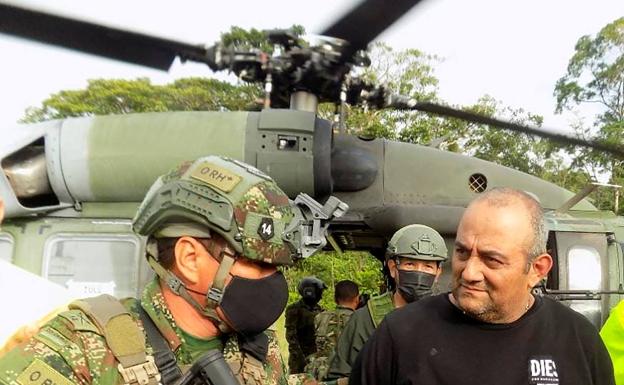 Otoniel, líder del clan del Golfo, es escoltado por militares tras ser capturado en Turbo, Colombia. /Reuters