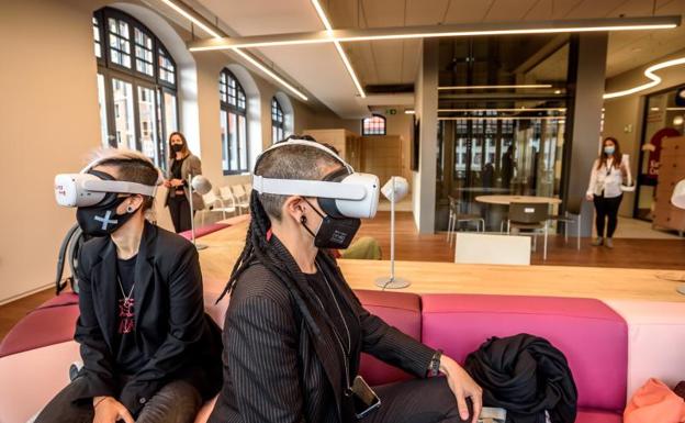 Dos personas prueban unas gafas de realidad virtual, en Bilbao /EP