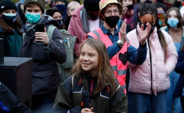 Greta Thunberg, camino a una protesta en Glasgow.