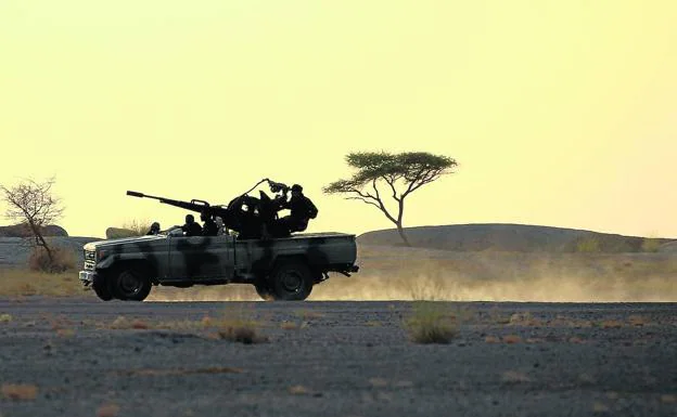 Una patrulla del Frente Polisario circula al oeste del Sáhara equipada con una ametralladora antiaérea. /reuters