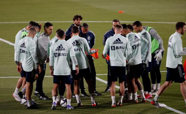 Luis Enrique, durante el entrenamiento de este lunes de la selección española. /Juanjo Martín (Efe)