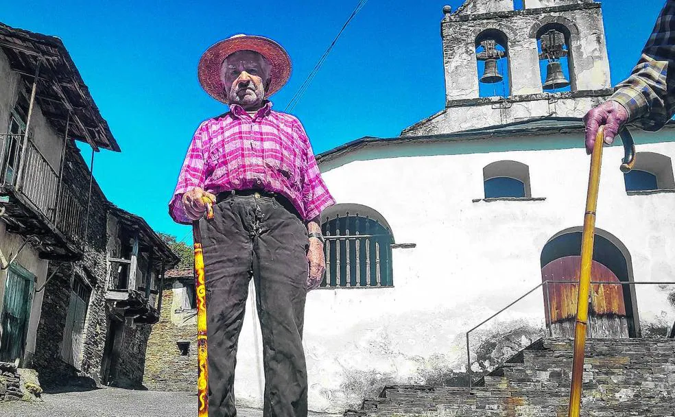 Arturo, vecino de San Cristóbal do Real, en Lugo. /SERGIO GARCÍA