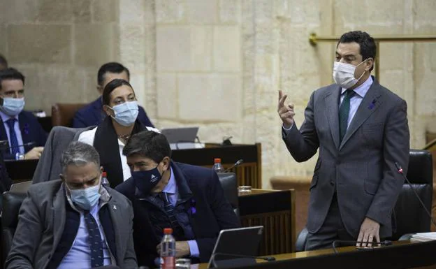 Juanma Moreno interviene el pasado miércoles en el Parlamento andaluz durante la sesión de control al Ejecutivo autonómico. /E. P.