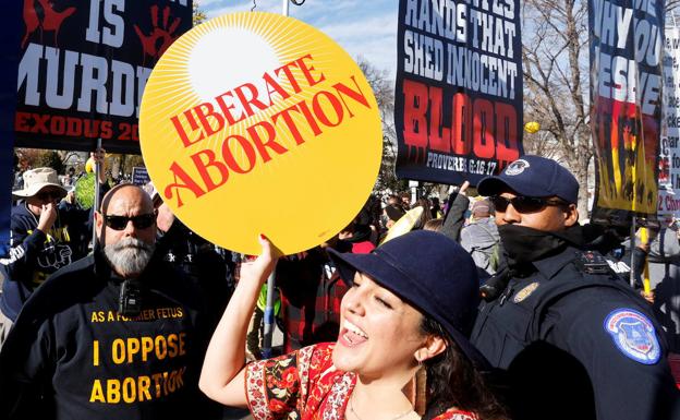 Manifestaciones a favor y en contra del aborto frente al Tribunal Supremo, ayer en Washington. /reuters