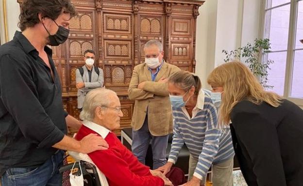 Oriol Bohigas (en el centro de la imagen) con su familia, la consejera de Cultura, Natalia Garriga (a la derecha) y el director del Archivo Nacional, Francesc Balada. /abc