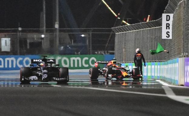 Lewis Hamilton (i) y Max Verstappen, en el circuito de Yeda. /AFP