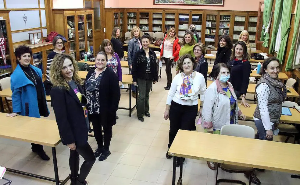 Ensayo de la agrupación Femenino Coral Voces de León, dirigidas por Sonia Fernández Delgado./Peio García